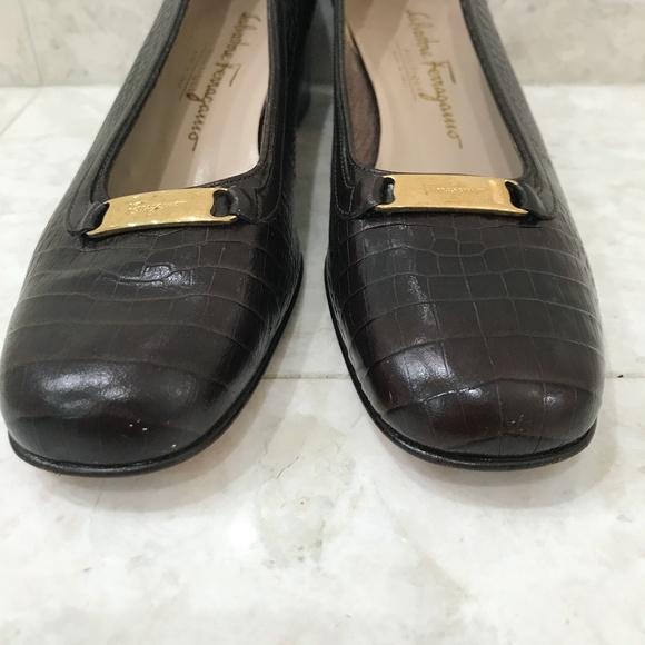 SALVATORE FERRAGAMO {8A2} Brown Embossed Leather Pumps - Picture 15 of 15